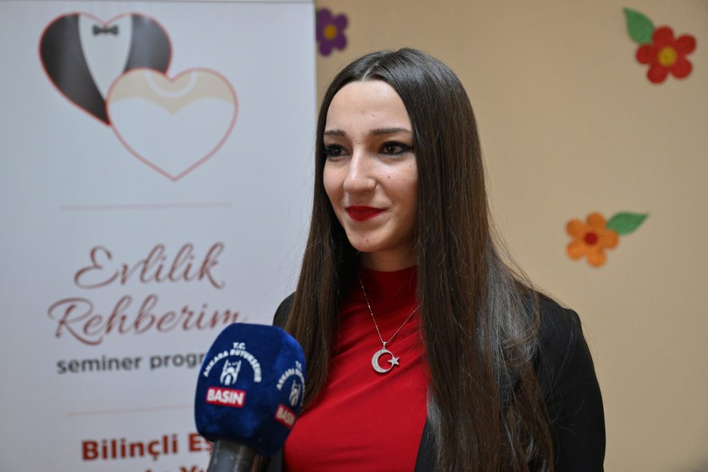 Ankara Büyükşehir'Den Evlilik Rehberim Seminerleri! 3 Ankara Büyükşehir Belediyesi Kişisel Gelişim Merkezi İdarecisi Kübra Hüyük