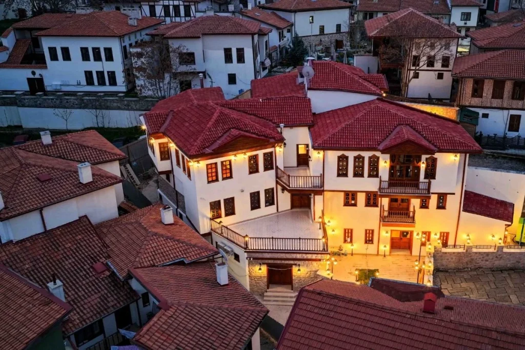Ankara Büyükşehir Belediyesi (Abb), Ankara Kalesi’nin Tescilli Üç Taşınmazını Birleştirerek Şehre Muazzam Bir &Quot;Gastronomi Merkezi&Quot; Kazandırdı.