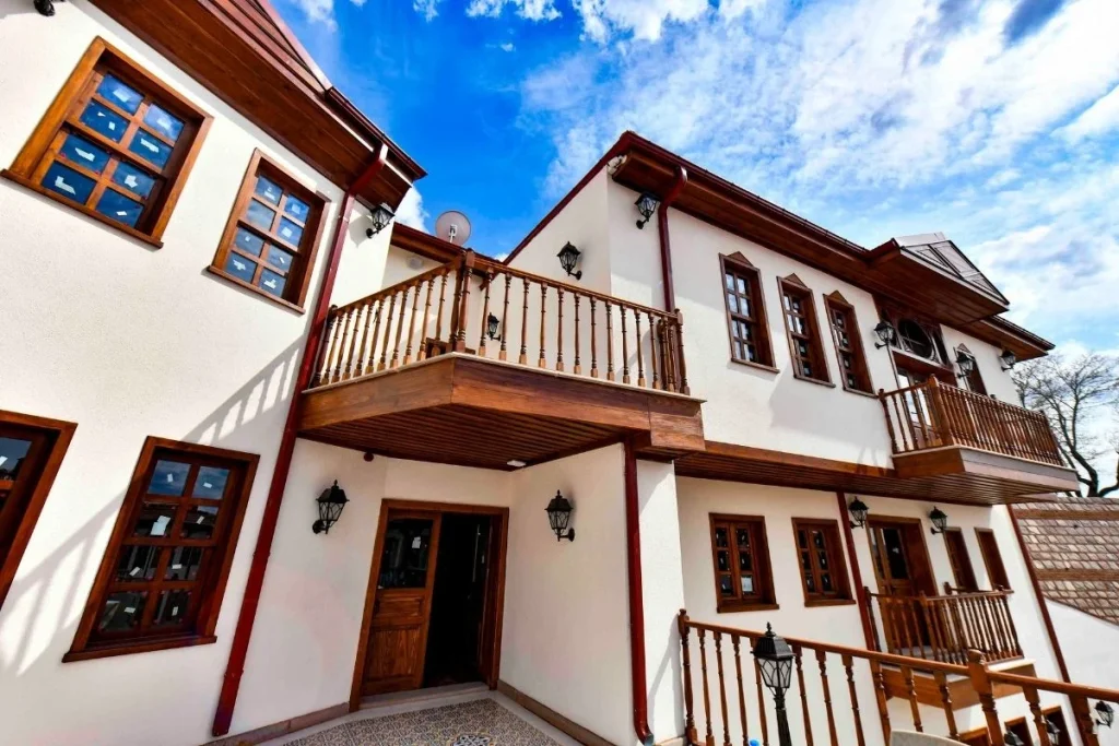 Ankara Büyükşehir Belediyesi (Abb), Ankara Kalesi’nin Tescilli Üç Taşınmazını Birleştirerek Şehre Muazzam Bir &Quot;Gastronomi Merkezi&Quot; Kazandırdı.